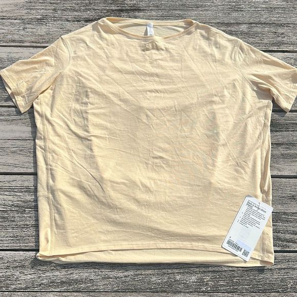 Lululemon Back in Action Short Sleeve Shirt Prosecco Size 4 NWT - Picture 2 of 6